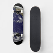 Erde mit drei tropischen Zyklonen im Pazifik. Skateboard (Vorderseite)