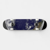 Erde mit drei tropischen Zyklonen im Pazifik. Skateboard (Horizontal)