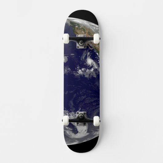 Erde mit drei tropischen Zyklonen im Pazifik. Skateboard (Vorderseite)