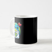 Erde mit Herz-Hand-Liebe Erde-Tag Kaffeetasse (Vorderseite Links)