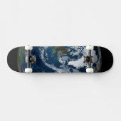 Erde mit Wolken und Meereis 2 Skateboard (Horizontal)
