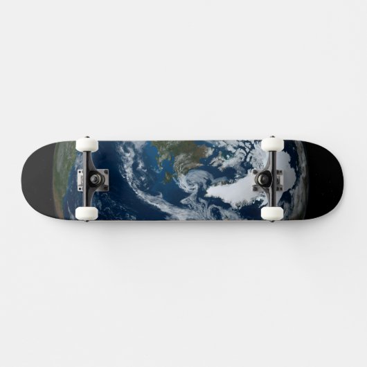 Erde mit Wolken und Meereis 2 Skateboard (Horizontal)
