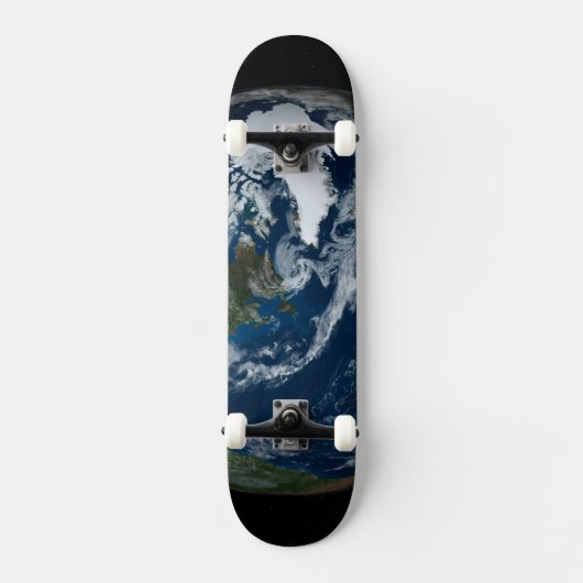Erde mit Wolken und Meereis 2 Skateboard (Vorderseite)