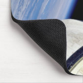 Erde und Mond aus dem Weltraum Shuttle Discovery Mousepad (Ecke)