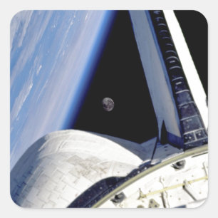 Erde und Mond aus dem Weltraum Shuttle Discovery Quadratischer Aufkleber
