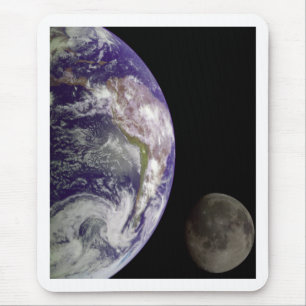 Erde und Mond durch Galileo Mousepad