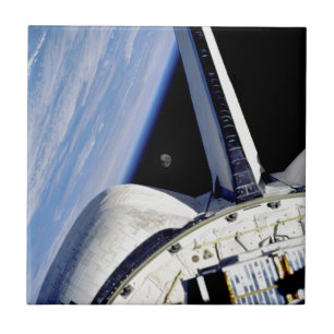 Erde und Mond vom Space Shuttle Discovery Fliese