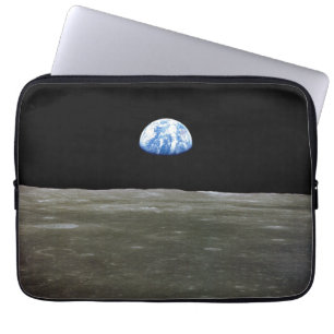 Erde vom Mond aus im schwarzen Raum: Earthrise Laptopschutzhülle