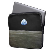 Erde vom Mond im Schwarzen Raum: Erde Laptopschutzhülle (Vorderseite Links)