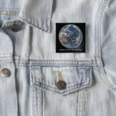 Erde von Artemis II Button (Beispiel)