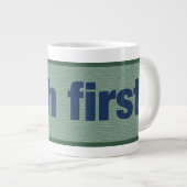 Erde zuerst. Jumbo-Tasse (Vorderseite Rechts)