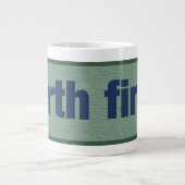 Erde zuerst. Jumbo-Tasse (Vorderseite)