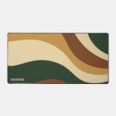 Erdfarben Wavy Linien moderne Design Monogramm Schreibtischunterlage (Vorderseite)