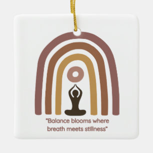 Erdfarbene Achtsamkeits-Regenbogen-Yoga-Design Keramikornament