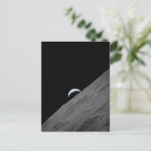 Erdhalbmond steigt über der Mondoberfläche auf Postkarte (Stehend Vorderseite)