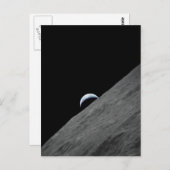 Erdhalbmond steigt über der Mondoberfläche auf Postkarte (Vorne/Hinten)