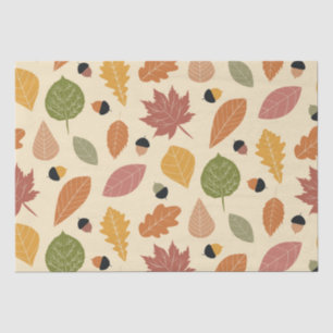 Erdige Herbstblätter mit Eicheln auf Beige  Seidenpapier