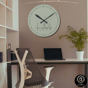 Erdige Sagegrüne Organische Moderne Monogramm Runde Wanduhr