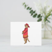 Erdmännchen als Feuerwehrmann mit Helm Postkarte (Stehend Vorderseite)