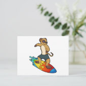 Erdmännchen als Surfer mit Surfbrett Postkarte (Stehend Vorderseite)