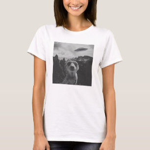 Erdmännchen-Selfie in einer Berglandschaft Surreal T-Shirt