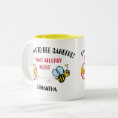 Erdnuss-Allergie-Alarm-Hummel-Bienen-Tasse Zweifarbige Tasse (Vorderseite Links)
