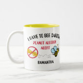 Erdnuss-Allergie-Alarm-Hummel-Bienen-Tasse Zweifarbige Tasse (Links)