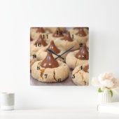 Erdnussbutter-Blossom-Cookies Quadratische Wanduhr (Zuhause)