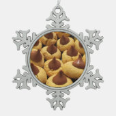 Erdnussbutter-Schokoladen-Tropfen-Plätzchen Schneeflocken Zinn-Ornament (Vorderseite)