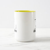 Erdnüsse | Charlie Brown Playing Ball Zweifarbige Tasse (Mittel)