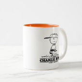 Erdnüsse | Charlie Brown Playing Ball Zweifarbige Tasse (VorderseiteRechts)