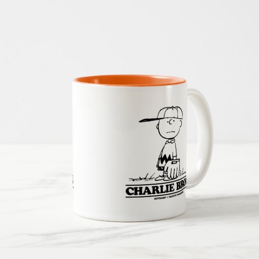 Erdnüsse | Charlie Brown Playing Ball Zweifarbige Tasse (VorderseiteRechts)