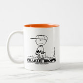 Erdnüsse | Charlie Brown Playing Ball Zweifarbige Tasse (Links)