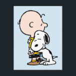 Erdnüsse | Charlie Brown & Snoopy Hug Postkarte<br><div class="desc">Teilen Sie die Wärme der Freundschaft mit dieser herzlichen Peanuts-Postkarte mit Charlie Brown und Snoopy,  die eine Umarmung teilen. Diese Postkarte eignet sich ideal,  um Liebe,  Wertschätzung oder eine nachdenkliche Botschaft an Freunde und Verwandte zu senden. Sie fängt die zeitlose Bindung zwischen diesen geliebten Figuren ein.</div>