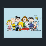 Erdnüsse | Charlie Brown und Gang Postkarte<br><div class="desc">Mit dieser bezaubernden Postkarte mit Charlie Brown und der ganzen Peanuts-Bande können Sie sich herzlich willkommen heißen. Dieses Design ist perfekt für Noten,  Einladungen oder als Kollektiv geeignet und zeigt die zeitlose Kameradschaft und die Freude der geliebten Peanuts Figuren.</div>