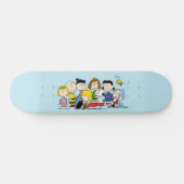 Erdnüsse | Charlie Brown und Gang Skateboard (Horizontal)