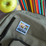 Erdnüsse | Die Erdnussbande Button<br><div class="desc">Feiern Sie Freundschaft und Spaß mit diesem Knopf,  der die gesamte Peanuts-Bande zusammenführt. Dieser Knopf eignet sich perfekt für die Fans der "Peanuts"-Figuren und bringt Rucksäcke,  Jacken oder andere Accessoires mit einer fröhlichen und nostalgischen Touch,  die Charlie Brown,  Snoopy und Freunde überall hinbringt.</div>