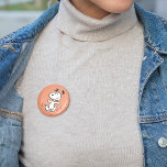 Erdnüsse | Ein Snoopy Happy Dance Button<br><div class="desc">Fügen Sie Ihrem Accessoire eine Touch Freude hinzu,  mit diesem lustigen Knopf,  der Snoopy seinen ikonischen fröhlichen Tanz darstellend macht. Dieser fröhliche Knopf ist perfekt für die Peanuts-Fans geeignet und bringt den verspielten und positiven Geist von Snoopy,  wo auch immer Sie hingehen.</div>