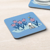 Erdnüsse | Garten mit Snoopie und Holzblumen Getränkeuntersetzer (Linke Seite)