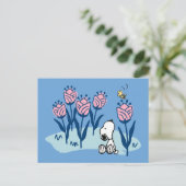 Erdnüsse | Garten mit Snoopie und Holzblumen Postkarte (Stehend Vorderseite)