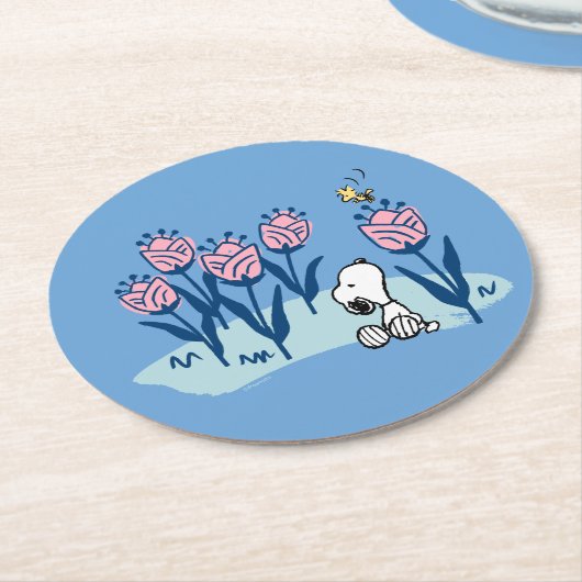 Erdnüsse | Garten mit Snoopie und Holzblumen Runder Pappuntersetzer (Angewinkelt)