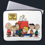 Erdnüsse | Glück ist eins der Gang Laptopschutzhülle<br><div class="desc">Das Glück ist tatsächlich Teil der Peanuts-Bande,  wie in der geliebten Comic-Streifen und seinen verschiedenen Anpassungen dargestellt. Die Peanuts-Charaktere,  trotz ihrer Fehler und Kämpfe,  finden Freude in ihren nah-Strick-Freundschaften und gemeinsamen Erfahrungen.</div>