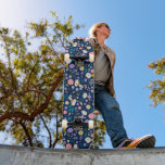 Erdnüsse im Blütenmuster Skateboard<br><div class="desc">Schauen Sie sich dieses niedliche Design mit Snoopy,  Woodstock,  Charlie Brown & Lucy in einem farbenfrohen Blumenmuster an.</div>