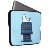 Erdnüsse | Karierte Flannel Ferienhaus Hunde Snoop Laptopschutzhülle (Vorne Rechts)