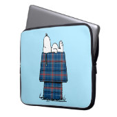 Erdnüsse | Karierte Flannel Ferienhaus Hunde Snoop Laptopschutzhülle (Vorderseite Links)