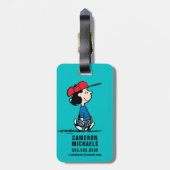 Erdnüsse | Lucy Playing Baseball Gepäckanhänger (Rückseite vertikal)