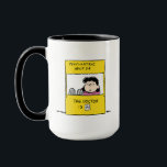 Erdnüsse | Lucy und der Arzt ist in Tasse<br><div class="desc">Lucy ist das verrückte,  aufgewachsene und engagierte Mädchen,  das die meisten anderen Figuren im Comic-Streifen,  insbesondere Linus und Charlie Brown,  schikaniert. Karo in diesem niedlichen Peanuts-Design mit Lucy und ihrem Ratgeber-Stand.</div>