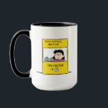 Erdnüsse | Lucy und der Arzt ist in Tasse<br><div class="desc">Lucy ist das verrückte,  aufgewachsene und engagierte Mädchen,  das die meisten anderen Figuren im Comic-Streifen,  insbesondere Linus und Charlie Brown,  schikaniert. Karo in diesem niedlichen Peanuts-Design mit Lucy und ihrem Ratgeber-Stand.</div>