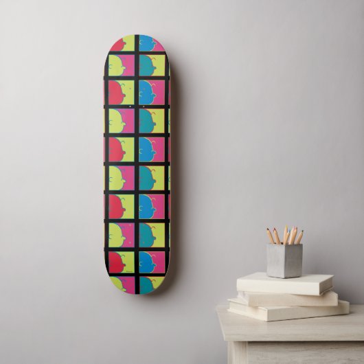 Erdnüsse | Moderner Pop Art Charlie Brown Skateboard (Wandkunst)