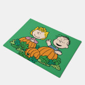 Erdnüsse | Sally & Linus auf dem Pumpkin-Feld Fußmatte (Schrägansicht)